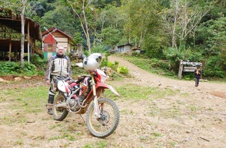 Picture for category Un intrépide aventurier allemand explore le Laos à moto